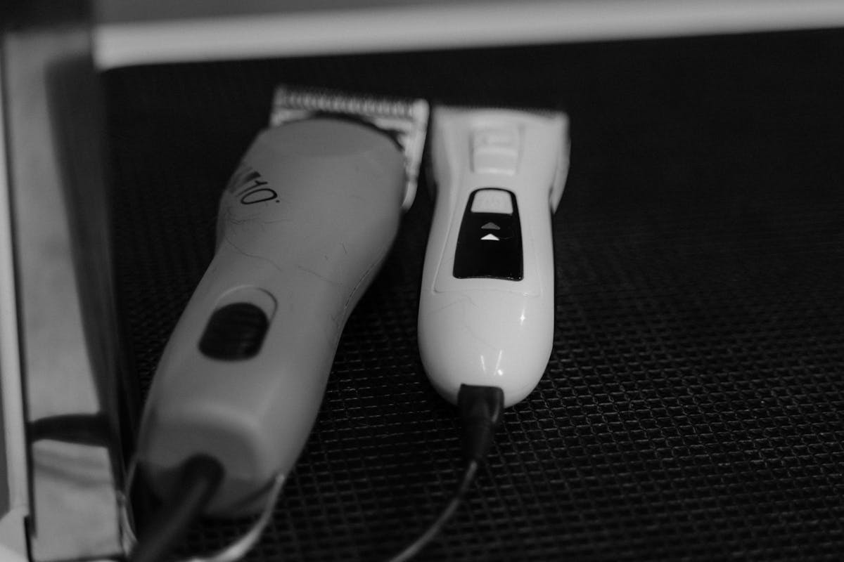 Primo piano di rasoi elettrici su sfondo neutro, dettagli delle lame