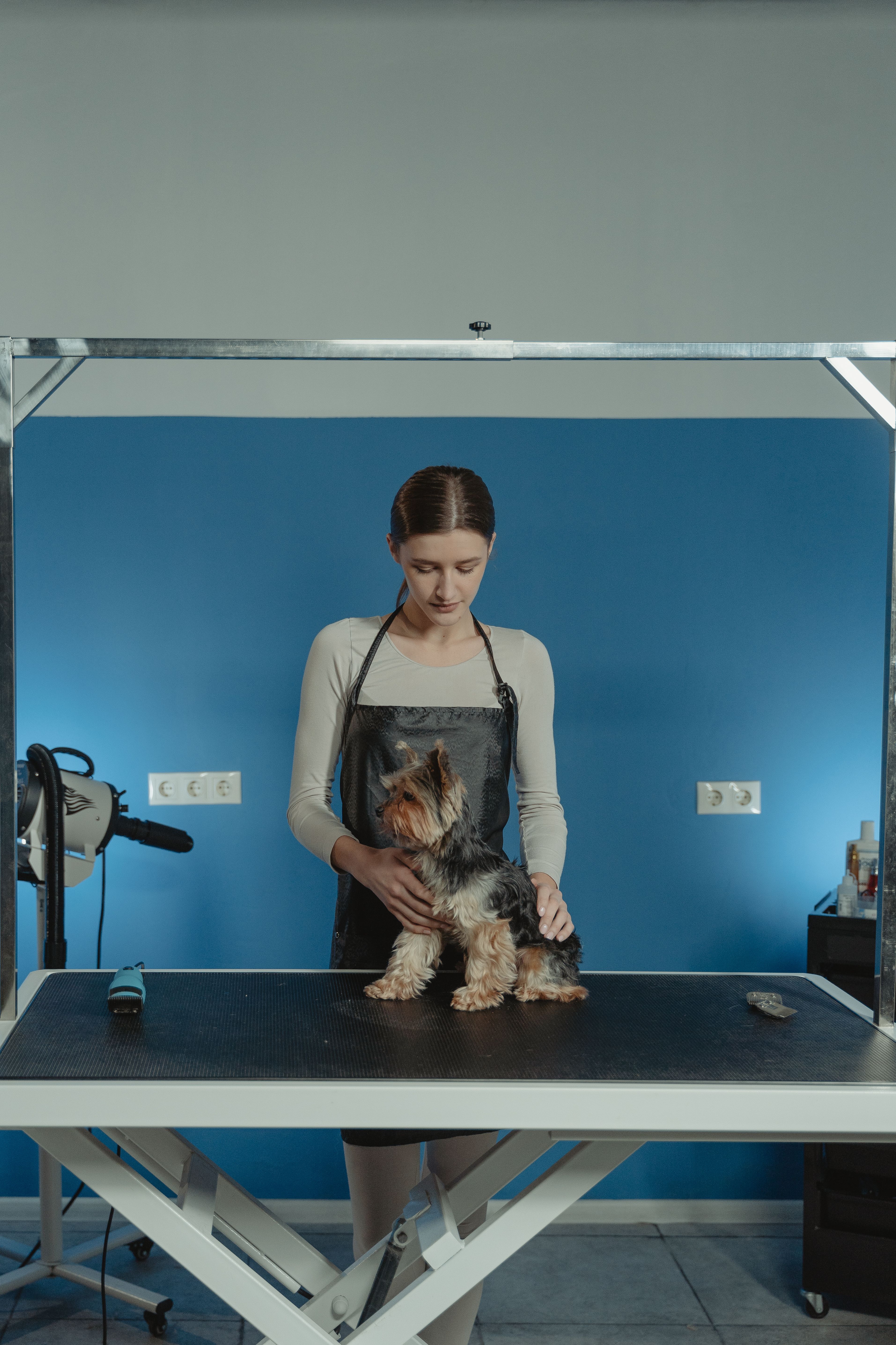 Peluquero creando un peinado clásico con parte lateral