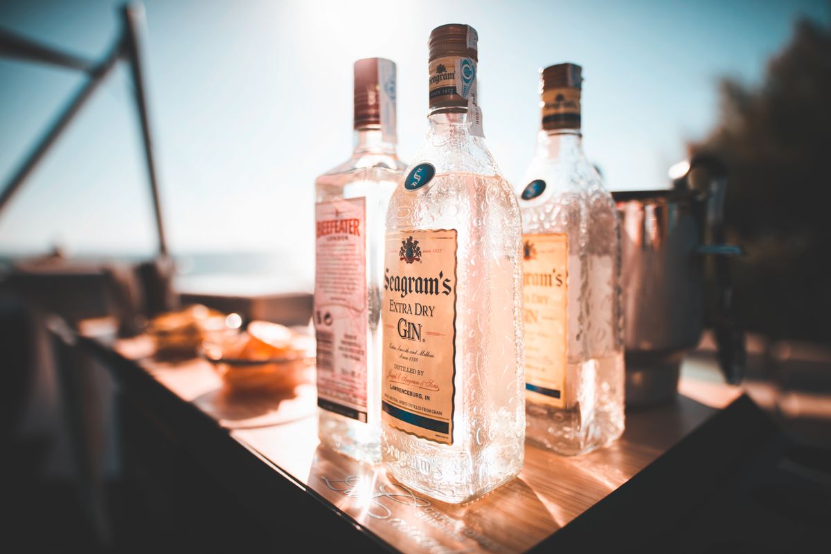 Bar-Setup im Sonnenlicht bei einem Event