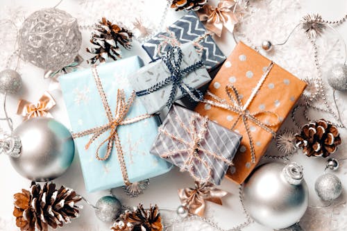 Free Fotos de stock gratuitas de adornos de navidad, bolas de navidad, cajas de regalo Stock Photo