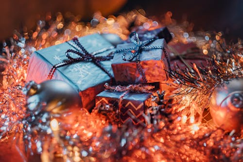 Gratis stockfoto met detailopname, geschenkdozen, kerstballen
