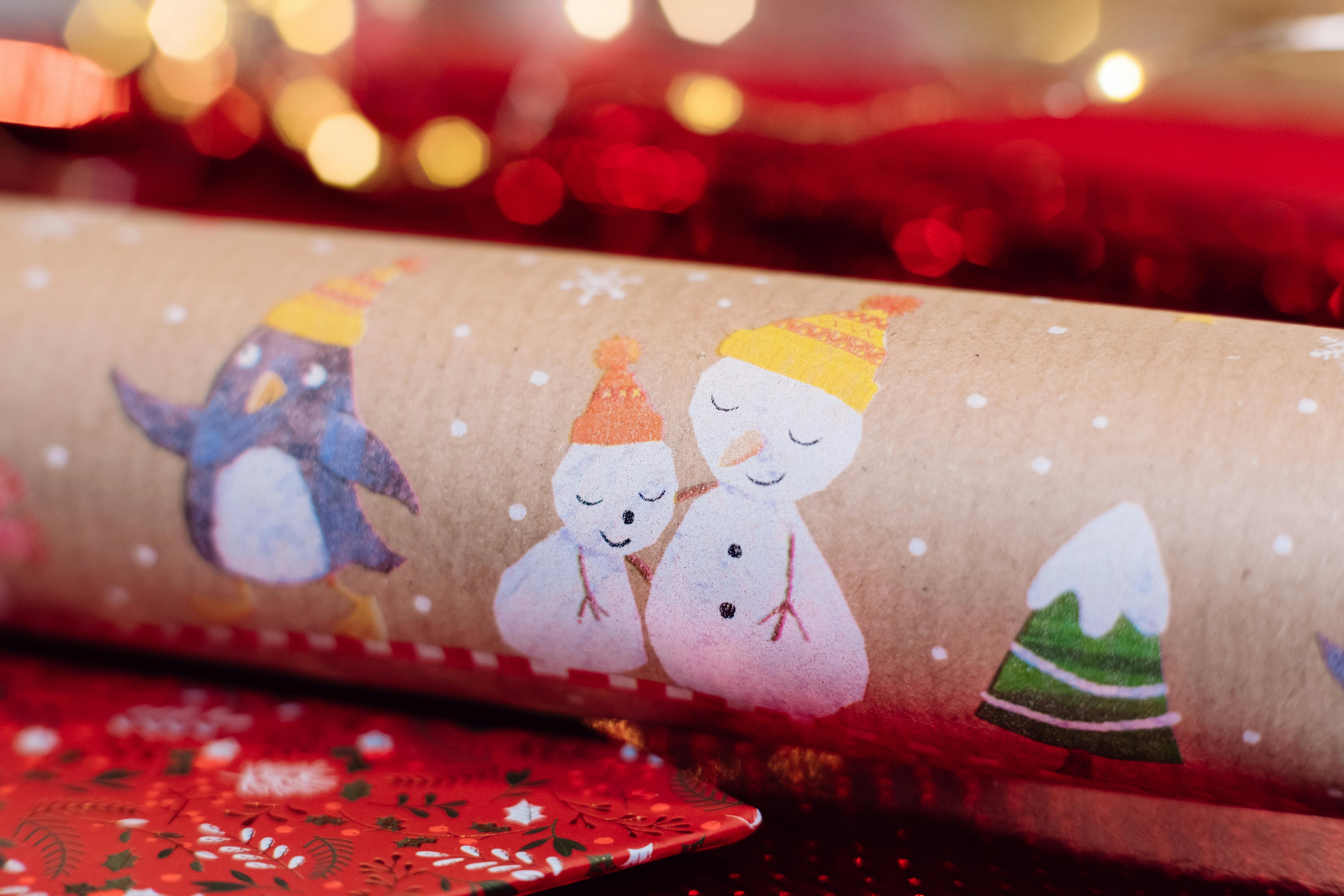 321 Christmas Wrapping Paper Roll Stock Photos, High-Res Pictures, and  Images - Getty Images