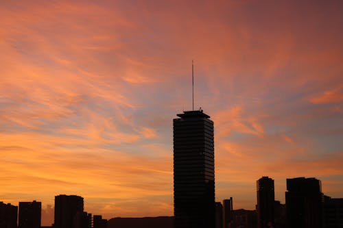 Silhueta De Construção Durante O Pôr Do Sol