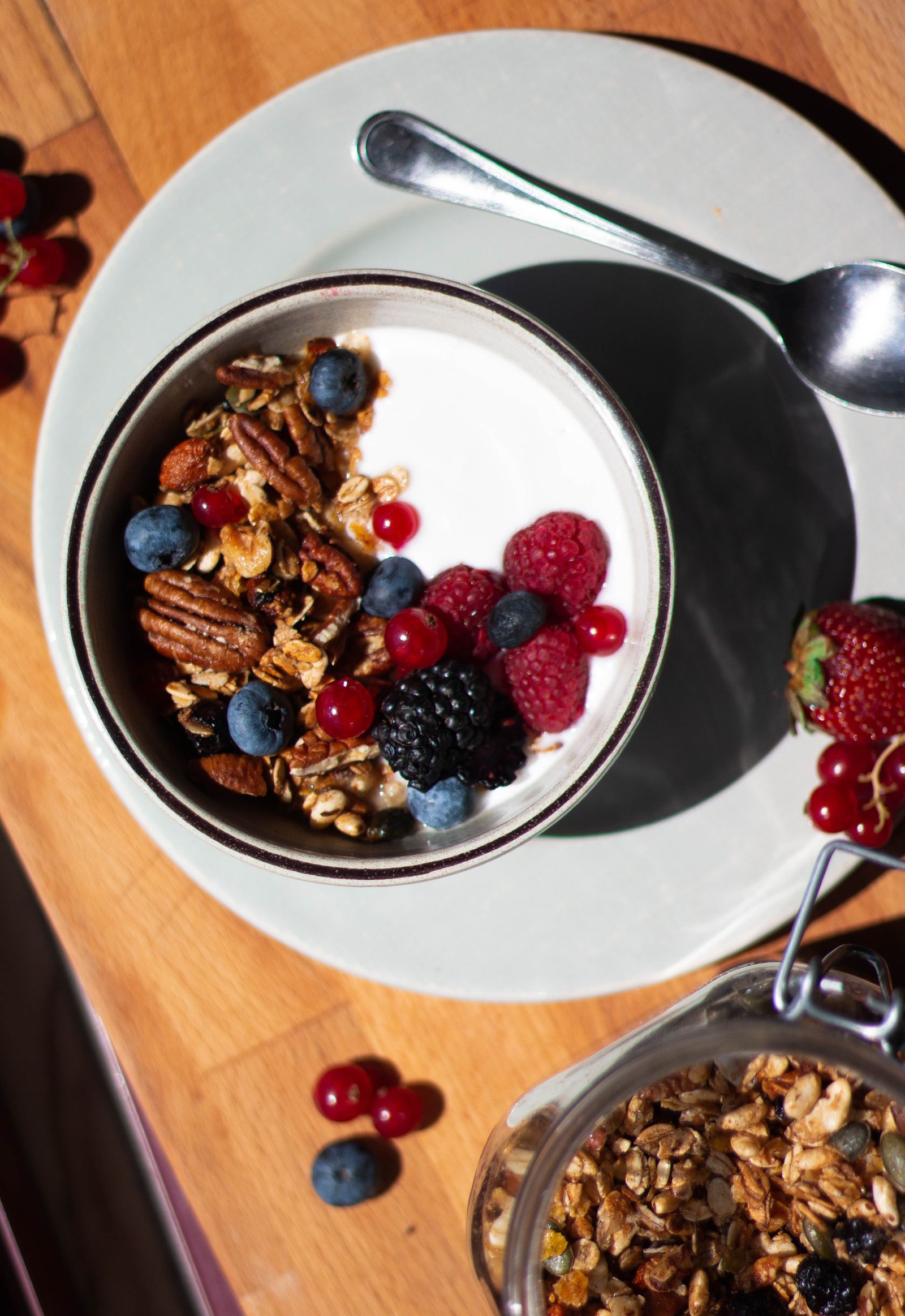 A quiet morning bowl of oatmeal with fruit, the kind of higher-fiber meal linked with more slow-wave sleep