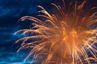 绚丽的烟花以夺目的色彩点亮夜空，非常适合庆祝活动