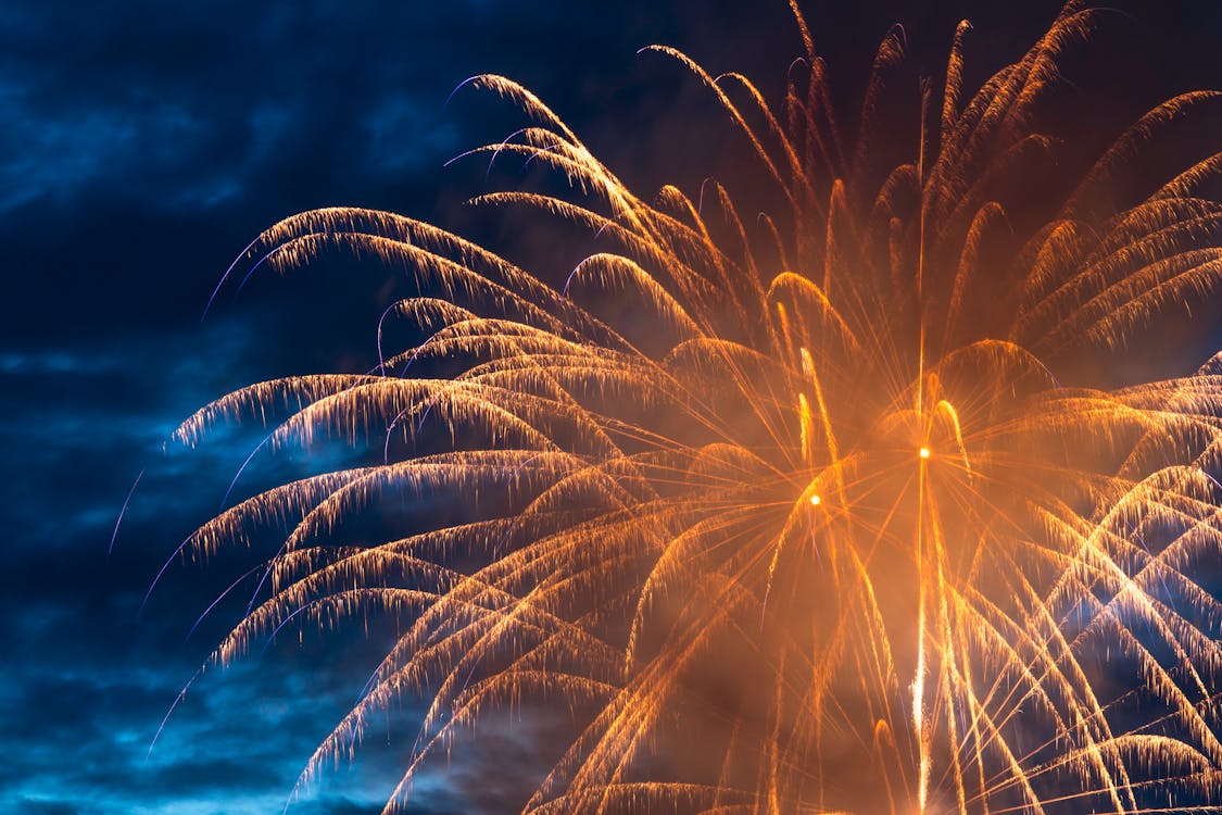 空に打ち上げられる花火のタイムラプス写真