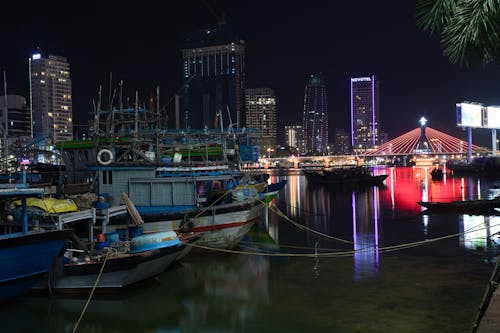 aydınlatılmış, gece, gemiler içeren Ücretsiz stok fotoğraf