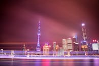 上海天际线的夜色令人眼花缭乱，以东方明珠塔和发光的摩天大楼为特色