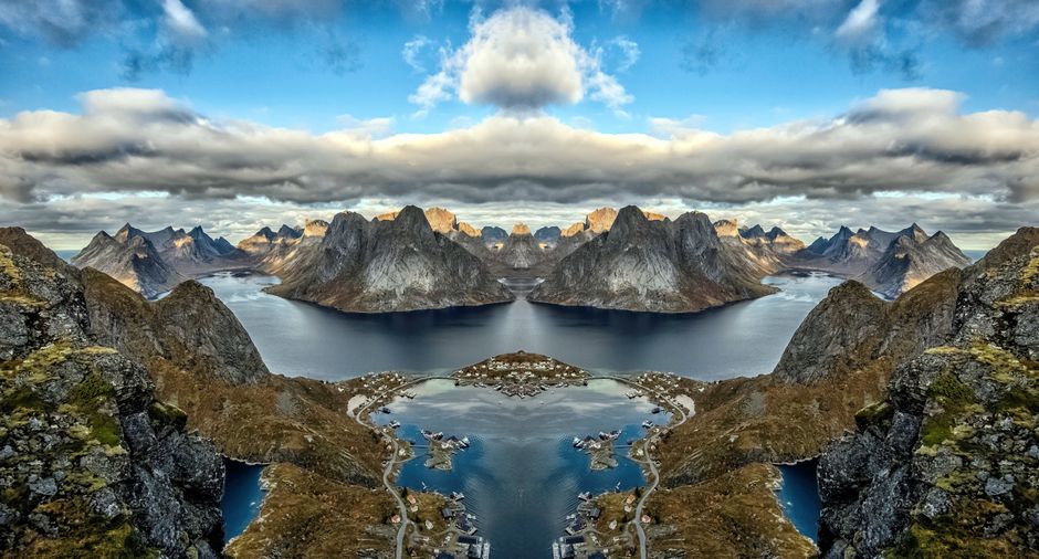 Zwart-witte schets van Noorse bergen op canvas. Zwart-witte schets van Noorse bergen op canvas.