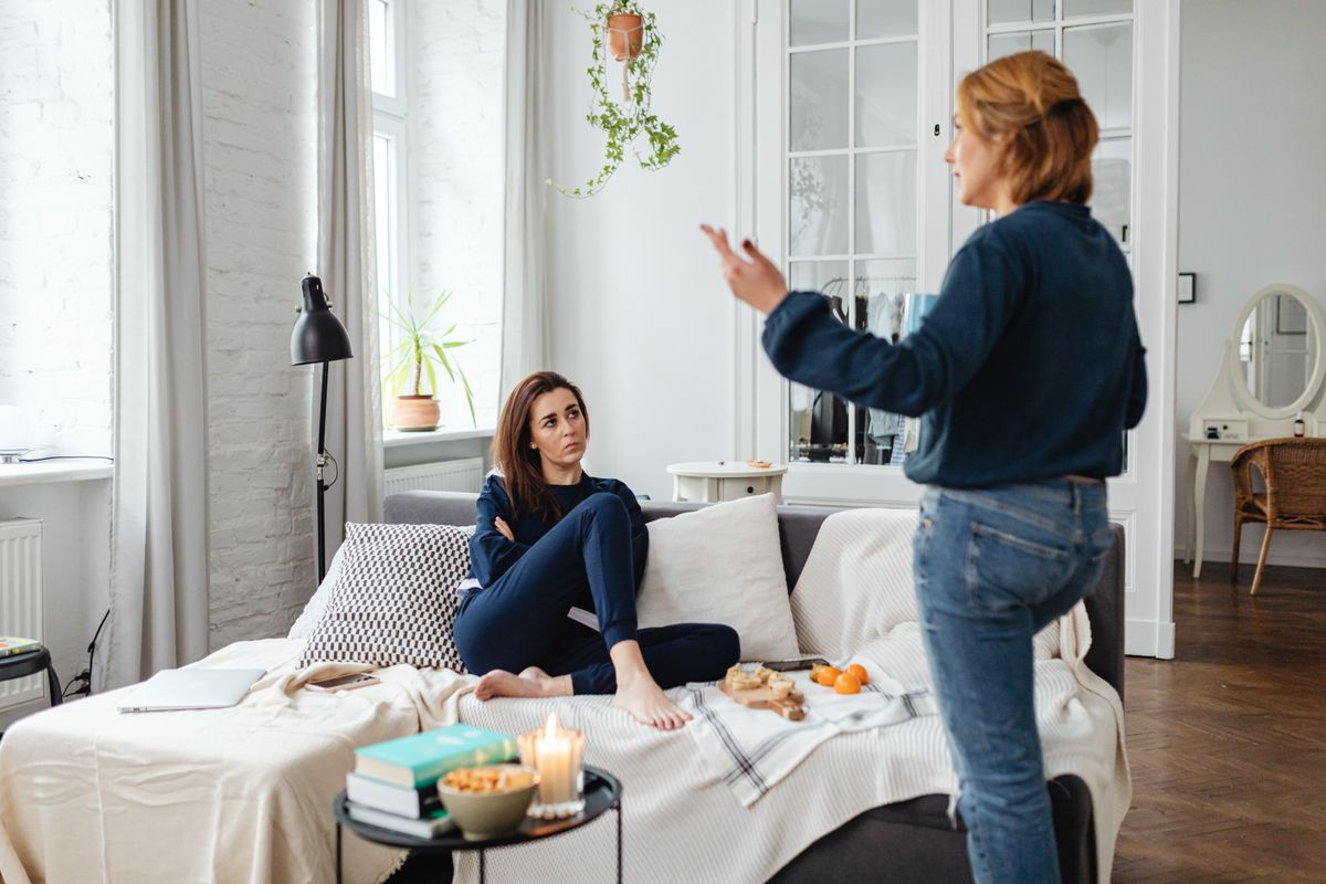 Dos mujeres conversando en una sala cálida