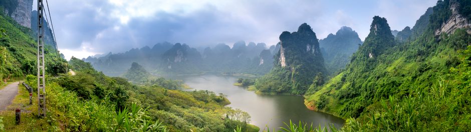 Panorama de karsts calcaires vietnamiens dans la région de Ninh Binh