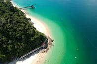 从空中俯瞰，这片热带海滩令人惊叹：树木繁茂，海水碧绿，沙滩洁白，是放松和旅游的理想之地