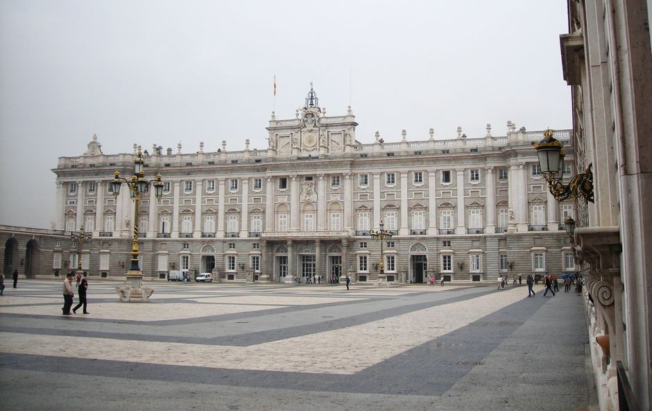 Edificio De Hormigón Blanco Bajo Un Cielo Gris
