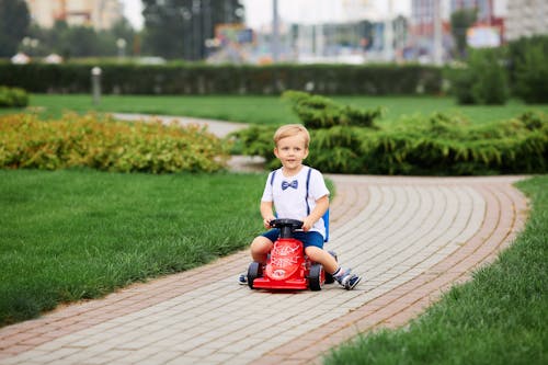 Fotobanka s bezplatnými fotkami na tému autíčko, batoľa, chlapec