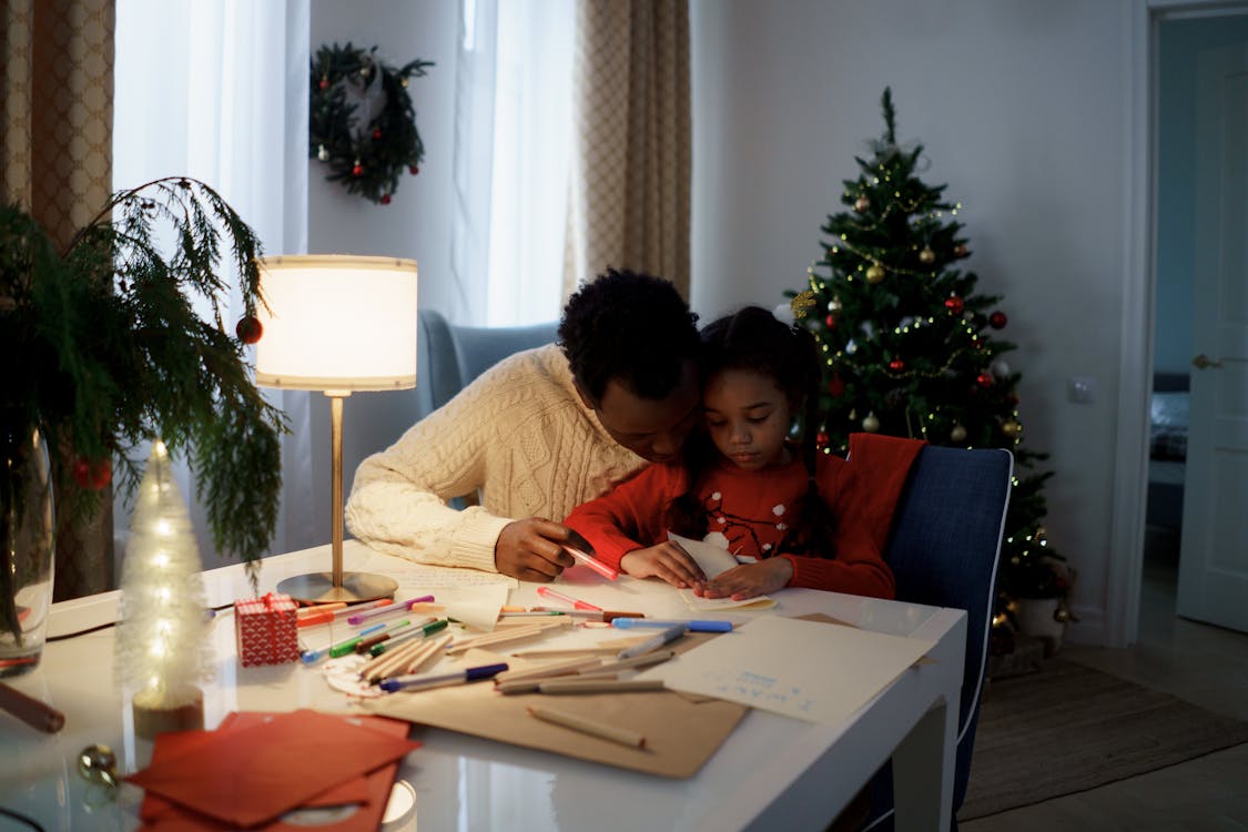 Niña escribiendo su carta de Navidad