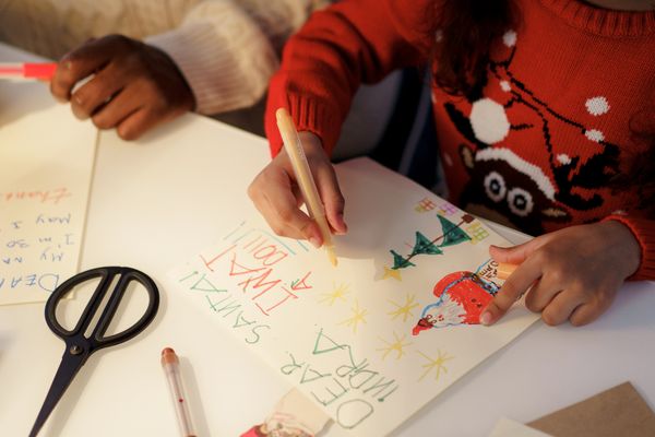 Vrouw met herinneringsfoto en kaarslicht, troost bij rouw