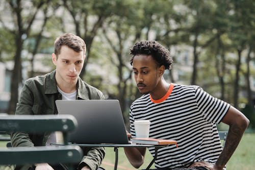 Man In Groene Jas Met Laptopcomputer