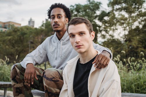 สองหนุ่มเพลิดเพลินในสวนอย่างชิล