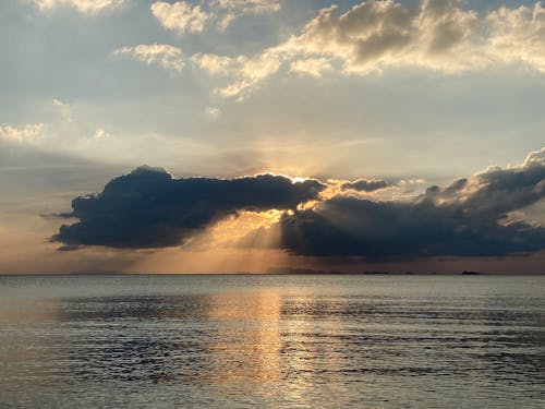 Fotobanka s bezplatnými fotkami na tému krásne svetlo, pláž západ slnka, slnko za mrakmi