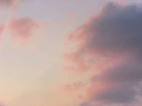 宁静的夜晚，天空柔和，云层轻柔