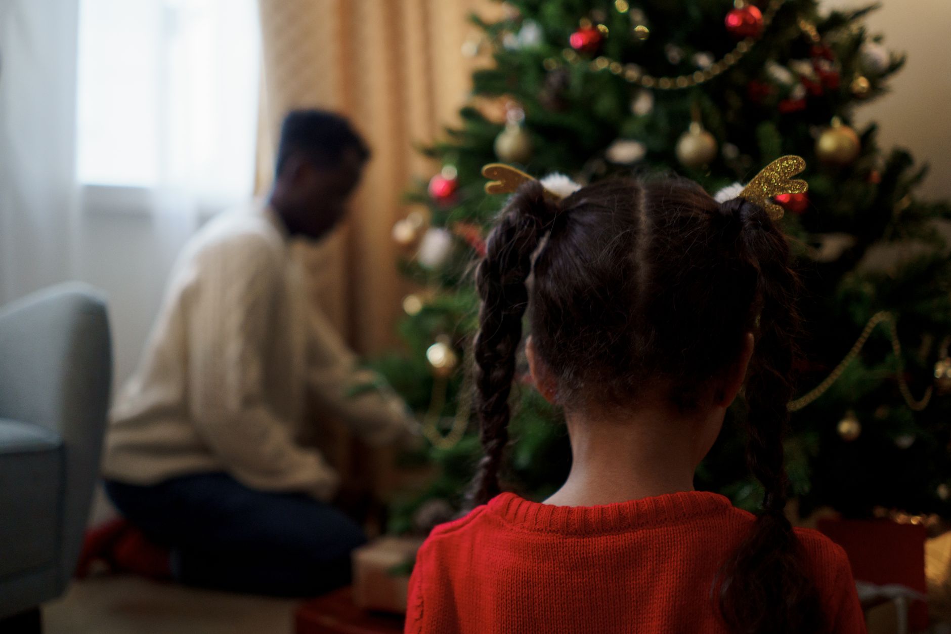 Ajutor pentru sărbători: pachete cu alimente și daruri pentru familii vulnerabile la Vaslui, în Ajunul Crăciunului