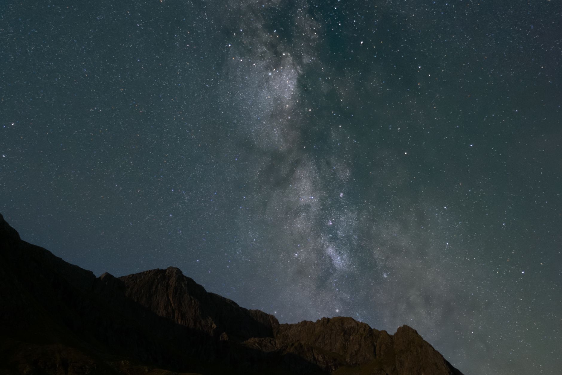 Berg & Himmel im Universum – Lebendige Kosmos-Aufnahme