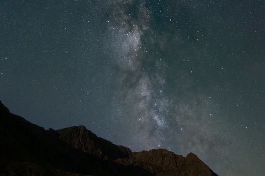 Berg & Himmel im Universum – Lebendige Kosmos-Aufnahme