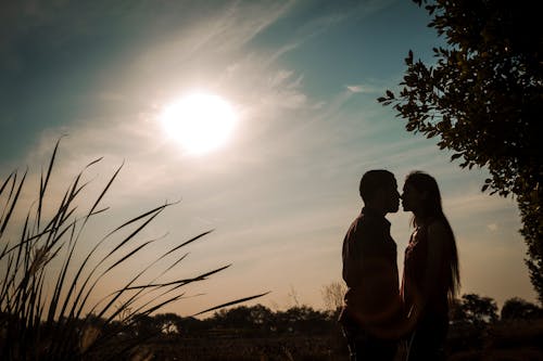 Free Silhouette of a Romantic Couple Kissing Stock Photo