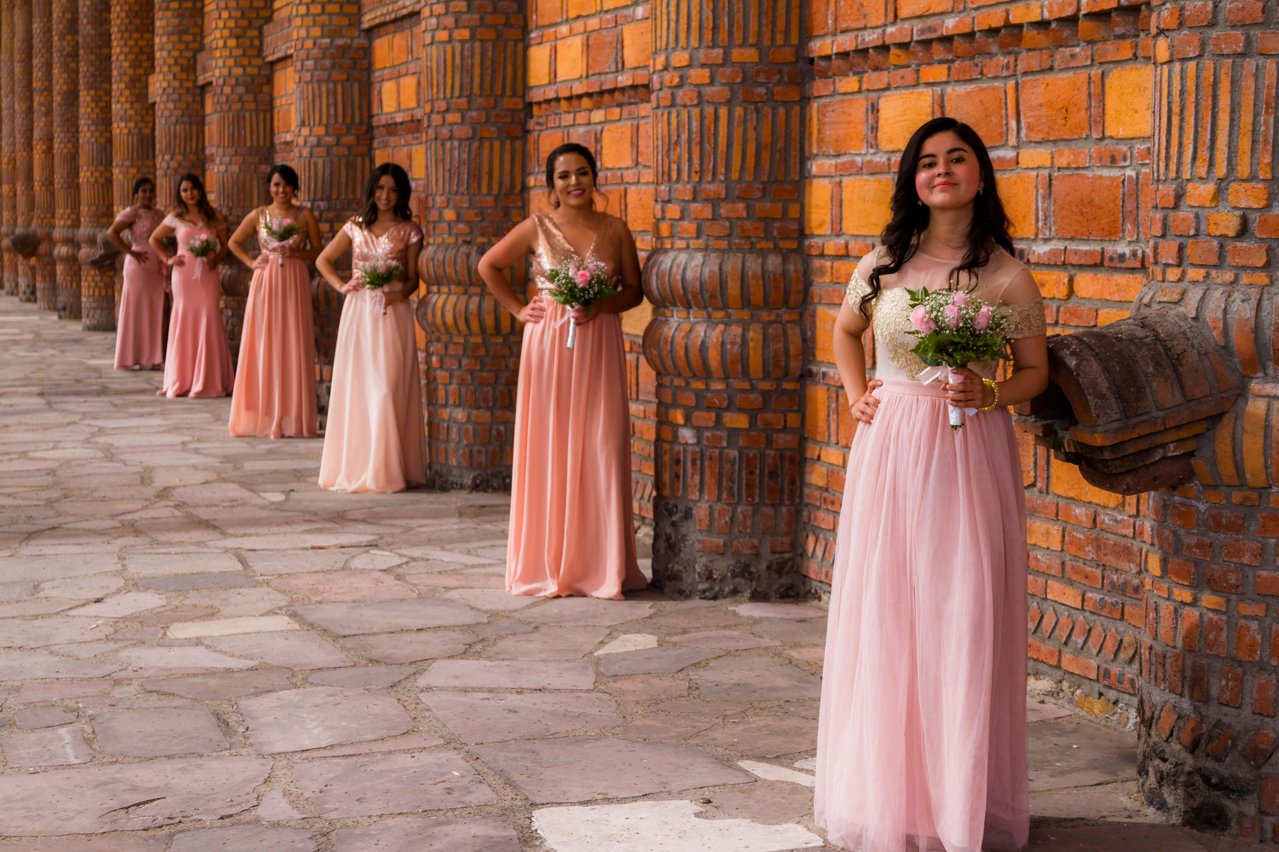 Grupo damas de honor acompañando novia ceremonia boda