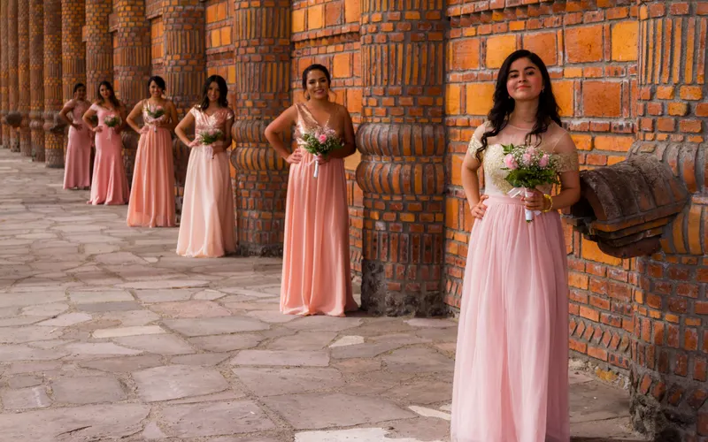 Grupo damas de honor acompañando novia ceremonia boda