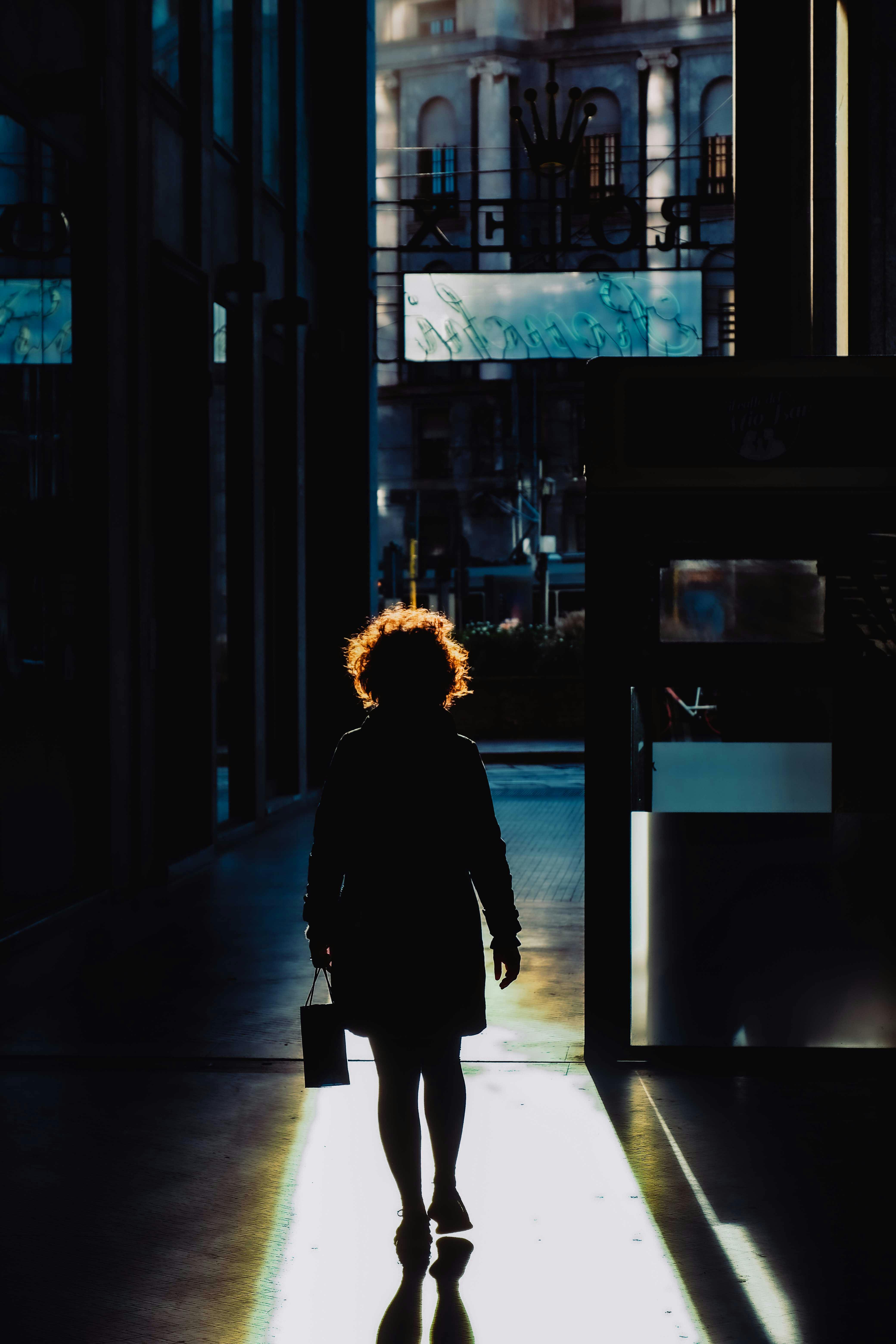 Why we should not keep purse in back pocket?