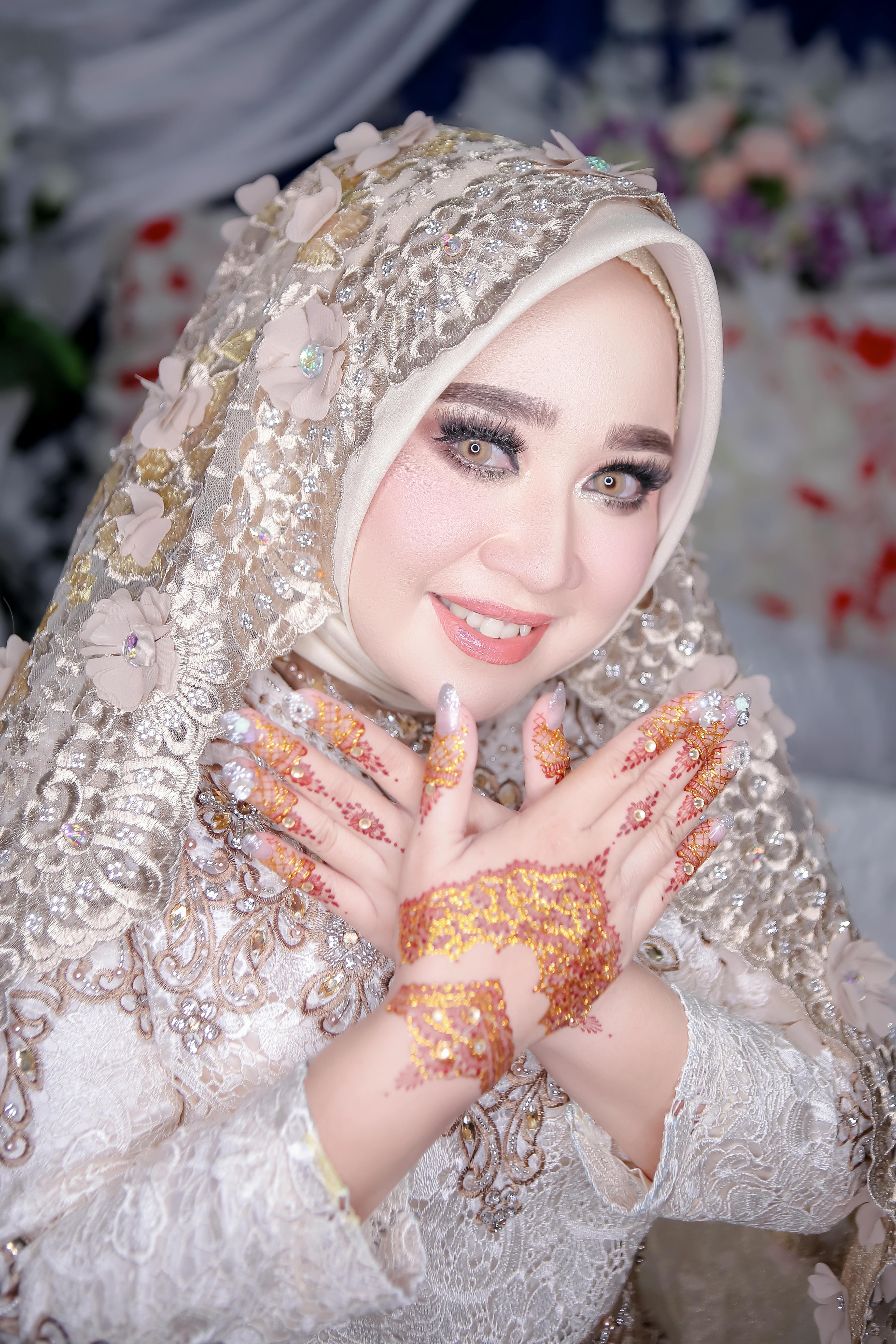 Muslim Wedding Dress Stock Photos and Images - 123RF