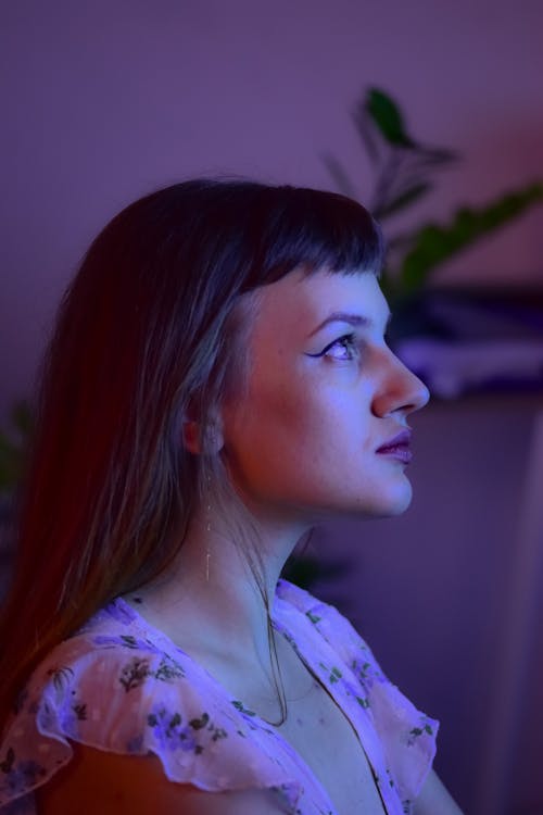 Femme En Chemise à Fleurs Blanche Et Bleue