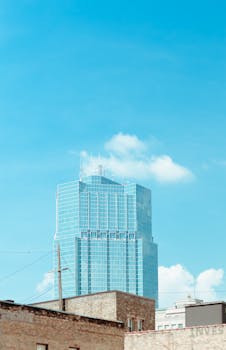 在安大略省伦敦市中心，高耸的摩天大楼映衬着布满云朵的蔚蓝天空