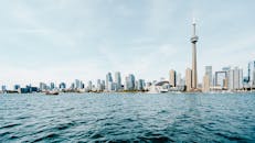 多伦多白天的天际线很美，包括加拿大国家电视塔和海滨