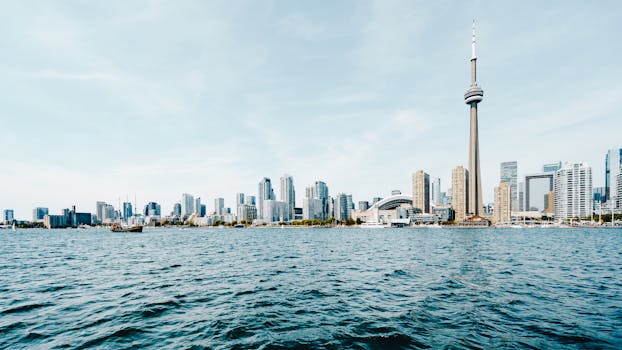 多伦多白天的天际线很美，包括加拿大国家电视塔和海滨