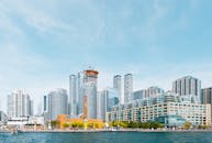 多伦多的天际线全景涵盖了现代摩天大楼和风景优美的海滨