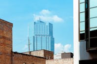 安大略省伦敦一座现代摩天大楼被砖砌建筑和蓝天环绕的景色