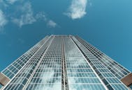 安大略省伦敦的摩天大楼采用未来派设计，玻璃立面映照着天空