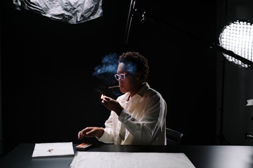 Základová fotografie zdarma na téma bílé dlouhé rukávy, kouření, kouření cigaret