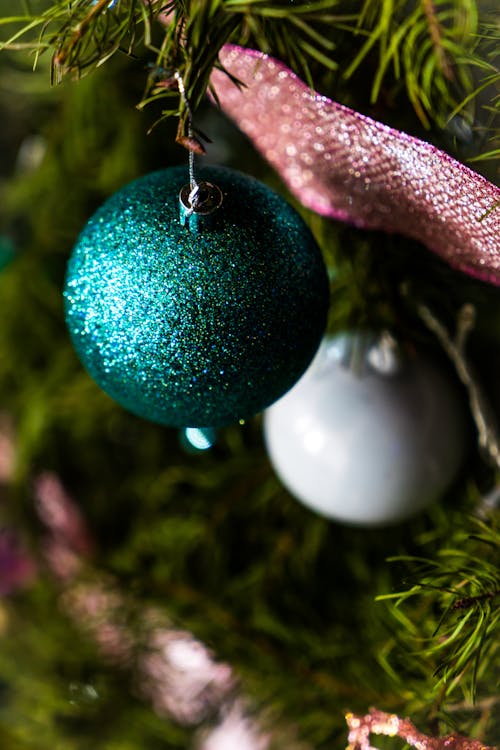 Free Close-Up Shot of Christmas Balls on a Christmas Tree Stock Photo