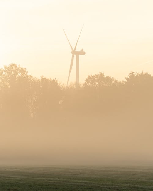 Бесплатное стоковое фото с вертикальный выстрел, ветровая турбина, поле