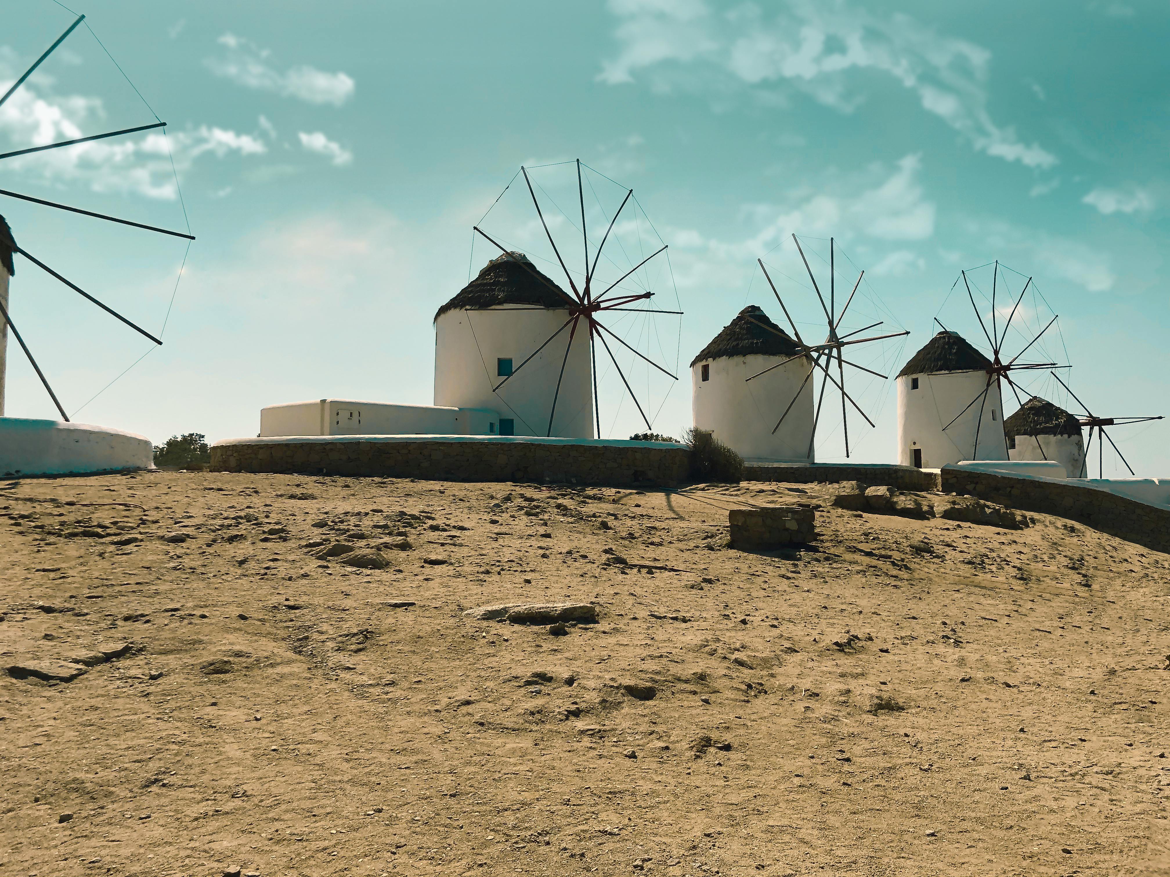 Mulini a vento di Mykonos sotto cielo blu