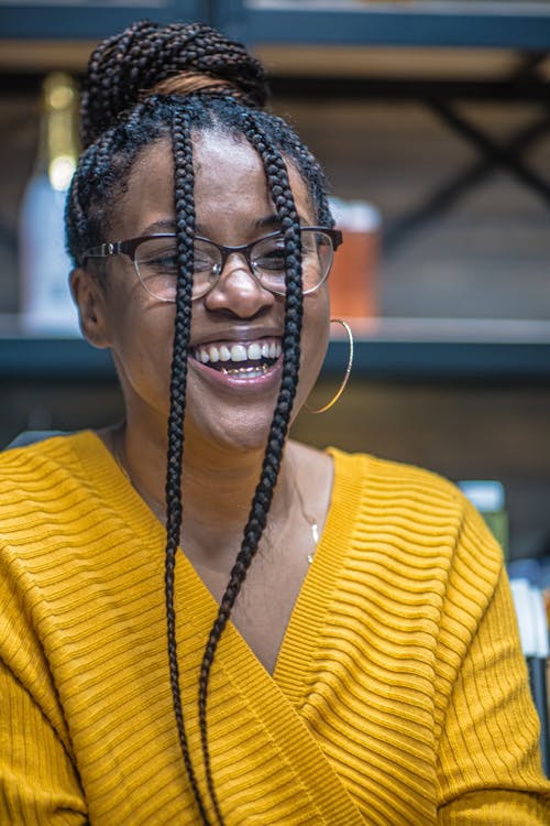 Gratis stockfoto met Afro-Amerikaanse vrouw, blij, bril