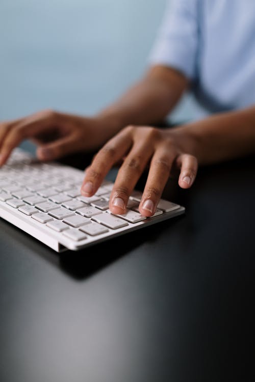 Orang Yang Menggunakan Komputer Laptop Perak Dan Putih