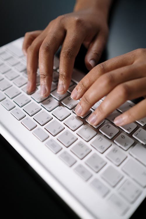 De Hand Van Personen Op Wit Computertoetsenbord