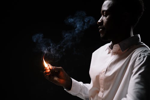 gratis Man In Wit Overhemd Roken Stockfoto