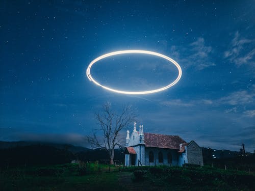 Immagine gratuita di albero nudo, campagna, chiesa