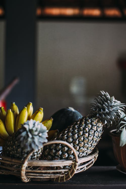 Foto profissional grátis de abacaxis, bananas, cesta