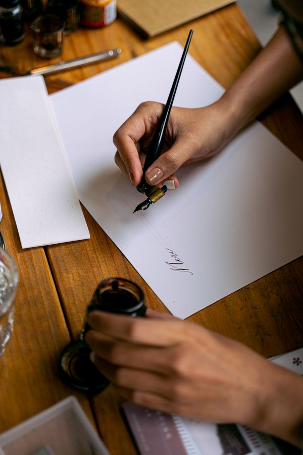Free beginner calligraphy course on Udemy teaching nib pen basics, ink control and elegant strokes